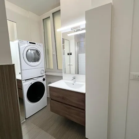 411 - & Konukevi Trieste